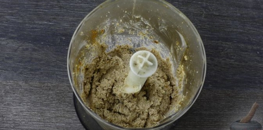 Фото приготовления рецепта: Салат из жареных кабачков с грецкими орехами - шаг №14